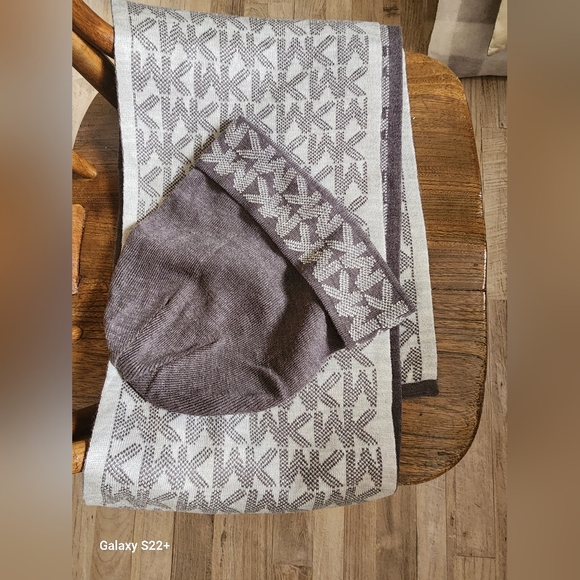 Toque & scarf set - Picture 2 of 2